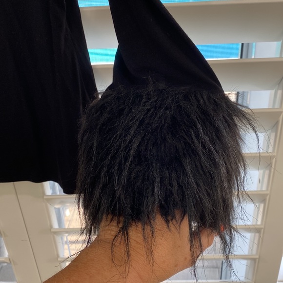 Vince Camuto black knit long sleeve tee with faux fur trim at cuffs - Picture 3 of 10